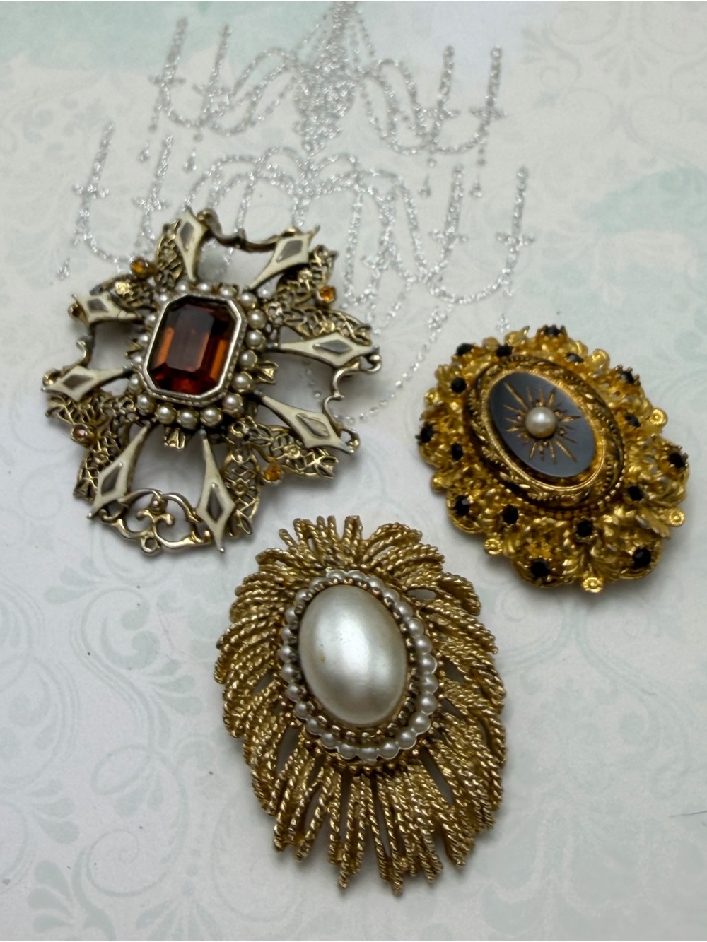 Vintage  Gold and Pearl Oval Brooch lot #cz755